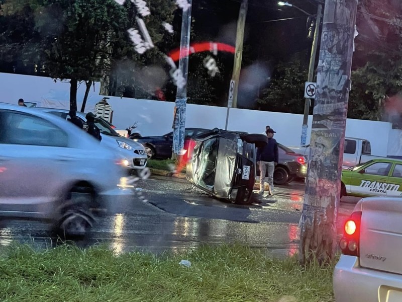 Fuerte choque y volcadura en bulevar de Banderilla