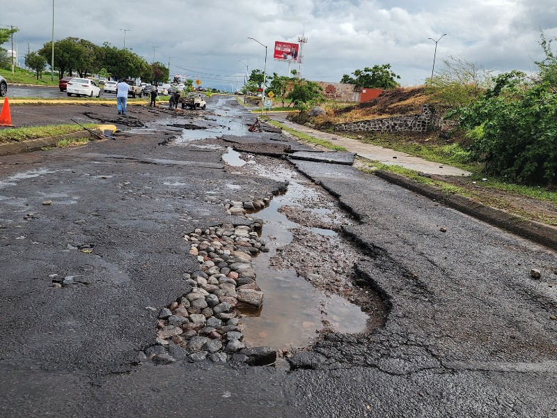Fuerte corriente daña la lateral del tercer anillo, cerca de Los Perritos