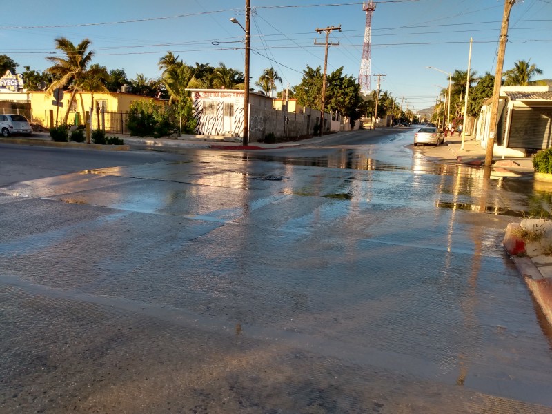 Fuerte derrame de agua potable en Zacatal