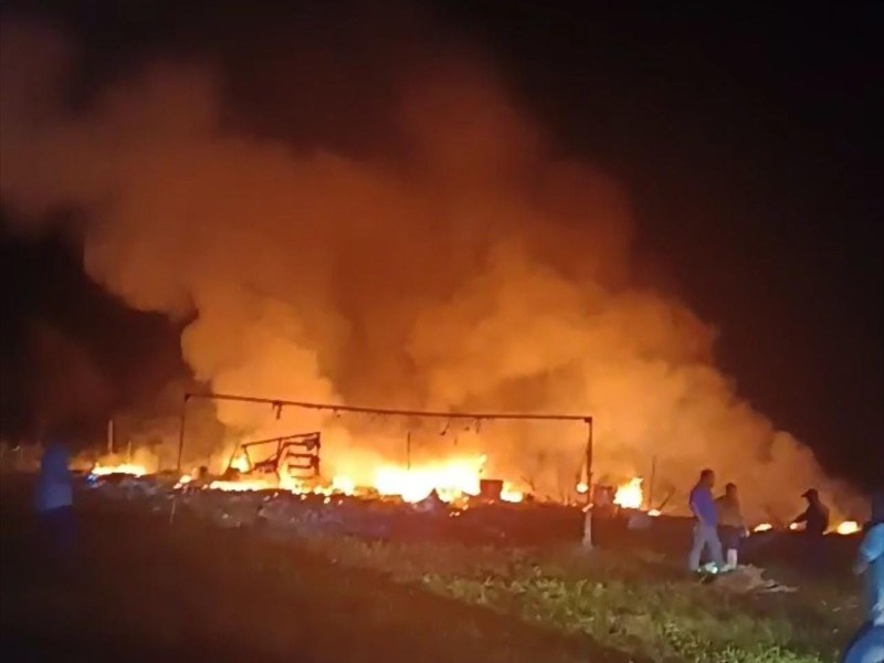 Fuerte explosión de puestos de pirotecnia en Ciudad Isla