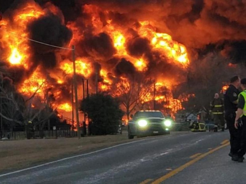 Fuerte explosión tras choque  de un tren en Texas