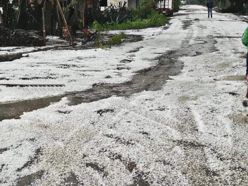 Fuerte granizada sorprende a comunidad de Tlatlauquitepec