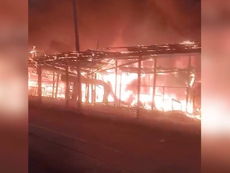 Fuerte incendio consume comercios en la Calle 7