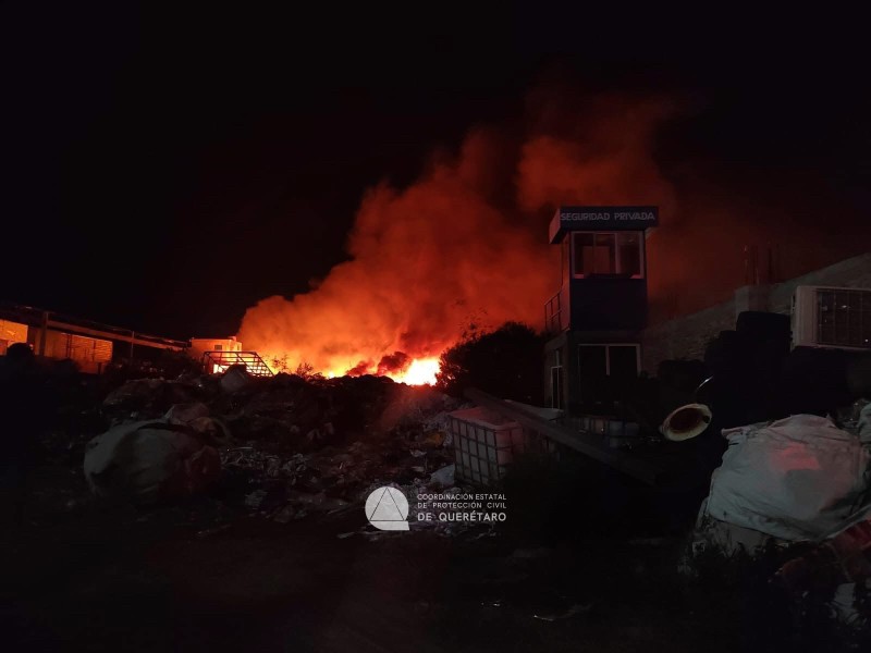 Fuerte incendio consume una recicladora de plásticos en Santa Rosa Jáuregui Fuerte incendio consume una recicladora de plásticos en Santa Rosa Jáuregui