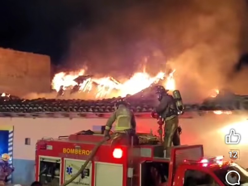 Fuerte incendio consume vivienda en San Cristóbal de Las Casas