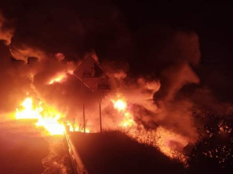 Fuerte incendio en Arco Norte tras choque de trailers