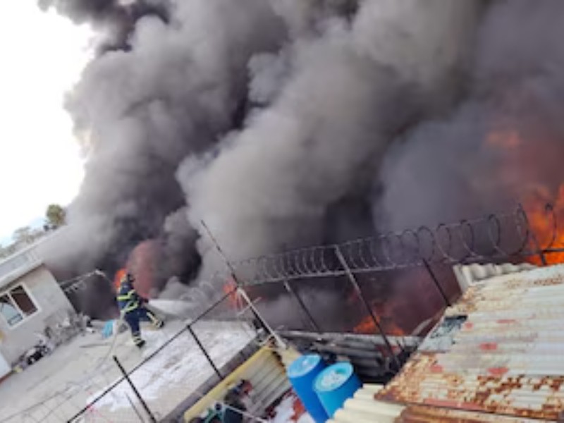 Fuerte Incendio en bodega de peluches en Iztacalco, CDMX