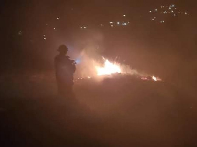 Fuerte incendio en carretera a Libres provoca cierre de vialidad