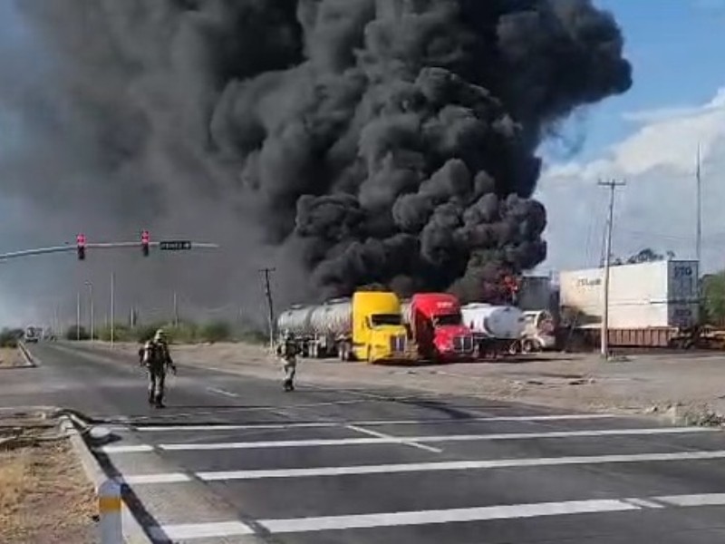 Fuerte incendio en carretera internacional por choque entre pipa y tren