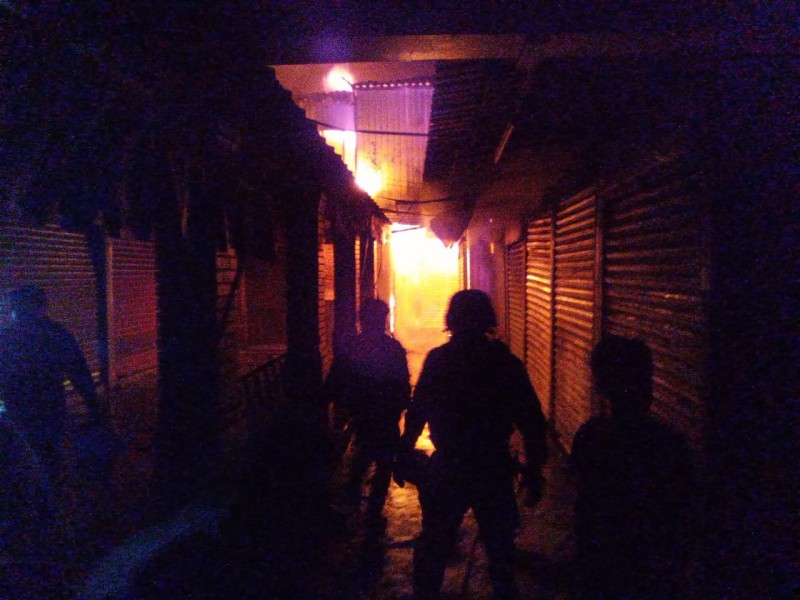 Fuerte incendio en Central de Abastos en Oaxaca
