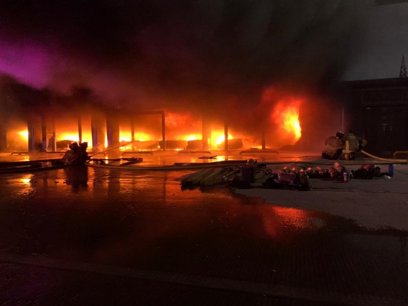 Fuerte incendio en colchoneria Berun en La Paz