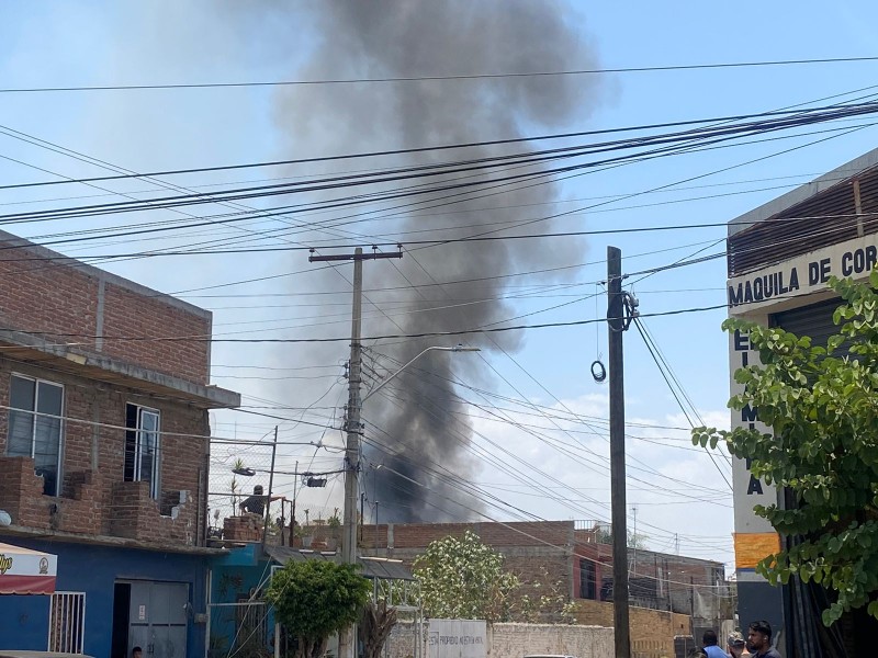 Fuerte incendio en colonia El Granjeno