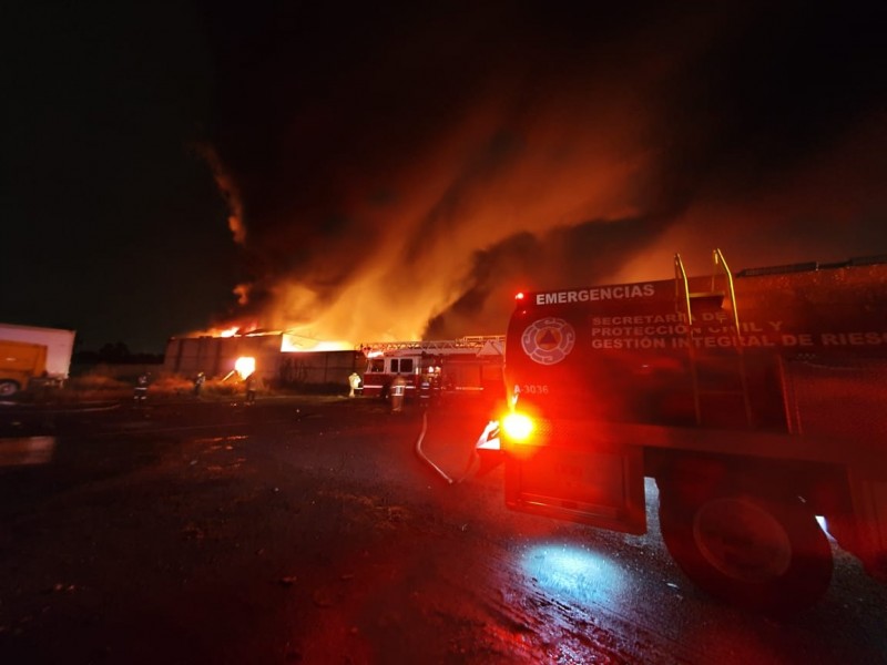 (VIDEO) Fuerte incendio en corredor industrial de Chachapa