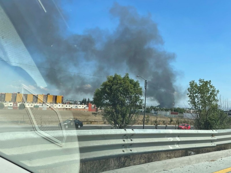 Fuerte incendio en Cuautlancingo causa preocupación en automovilistas