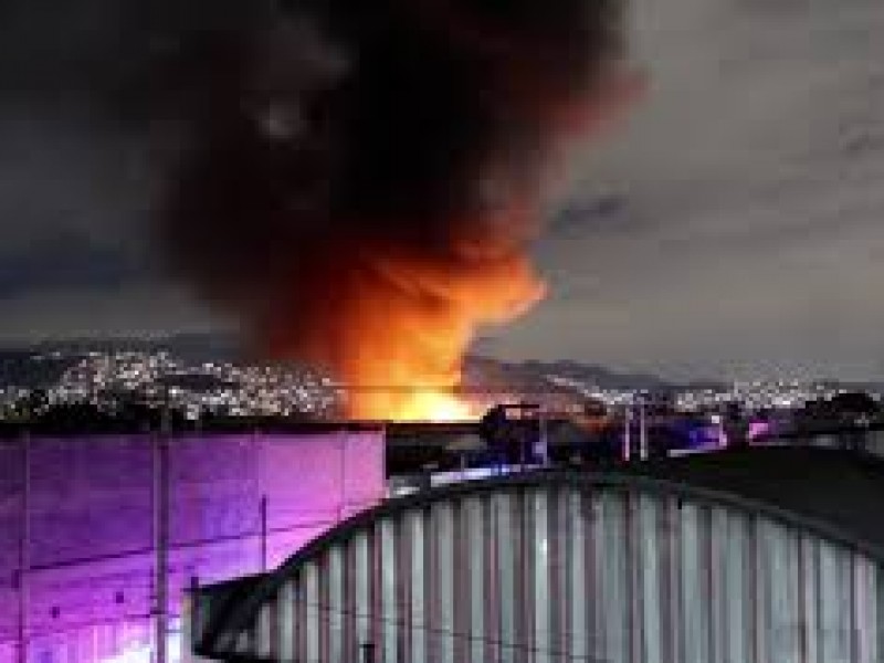 Fuerte incendio en Ecatepec, no hubo lesionados