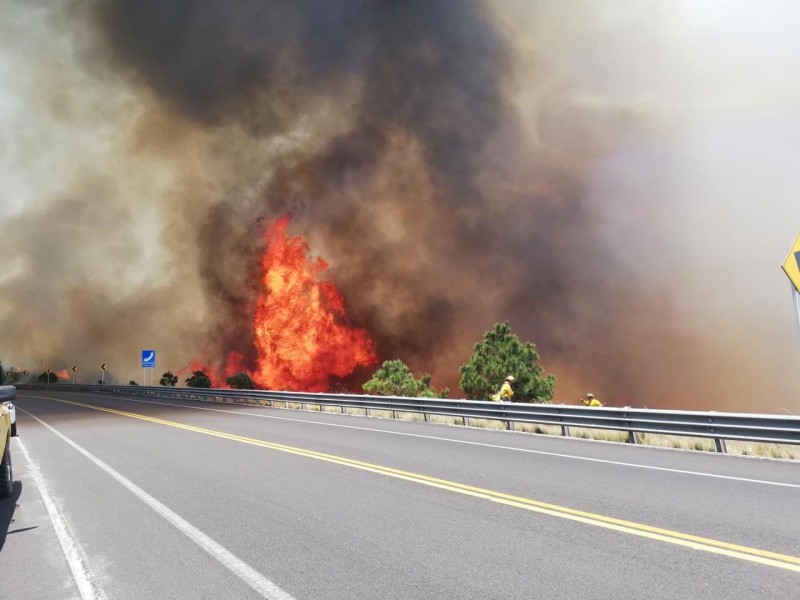 Fuerte incendio en Libres, genera cierra en la Amozoc-Perote