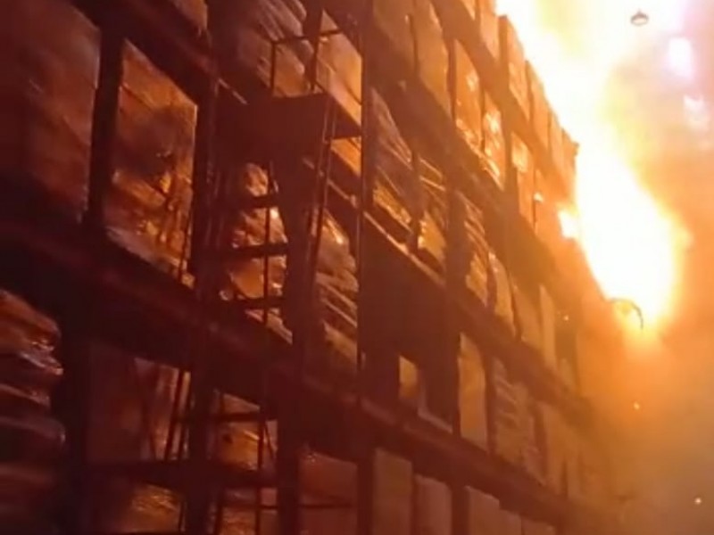 Fuerte incendio en Tabasco arrasa varias bodegas