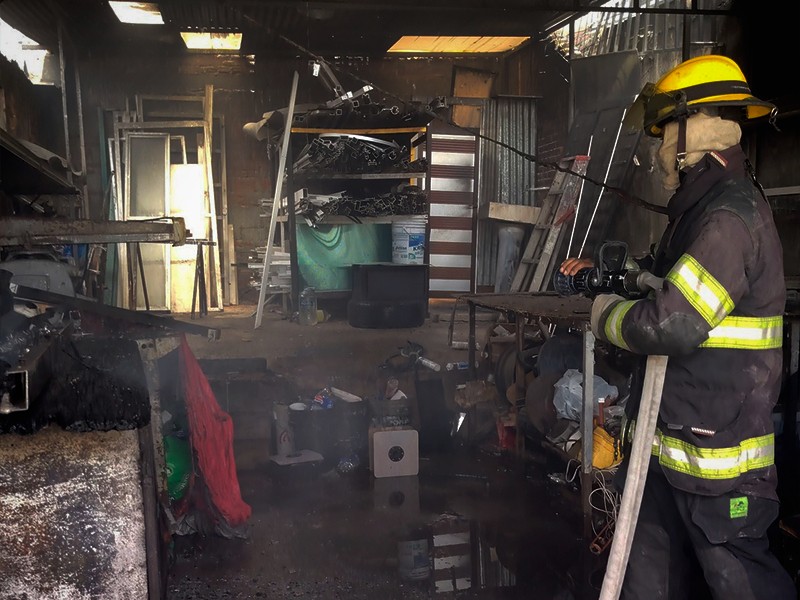 Fuerte incendio moviliza a vecinos y bomberos en colonia Chapultepec