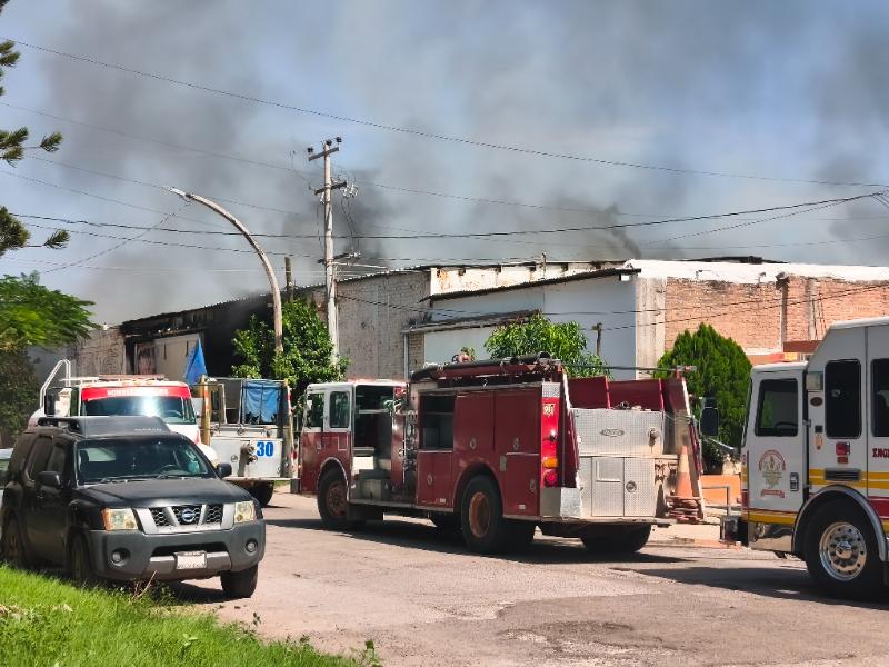 Fuerte incendio se registra en bodega de papa en Los Mochis