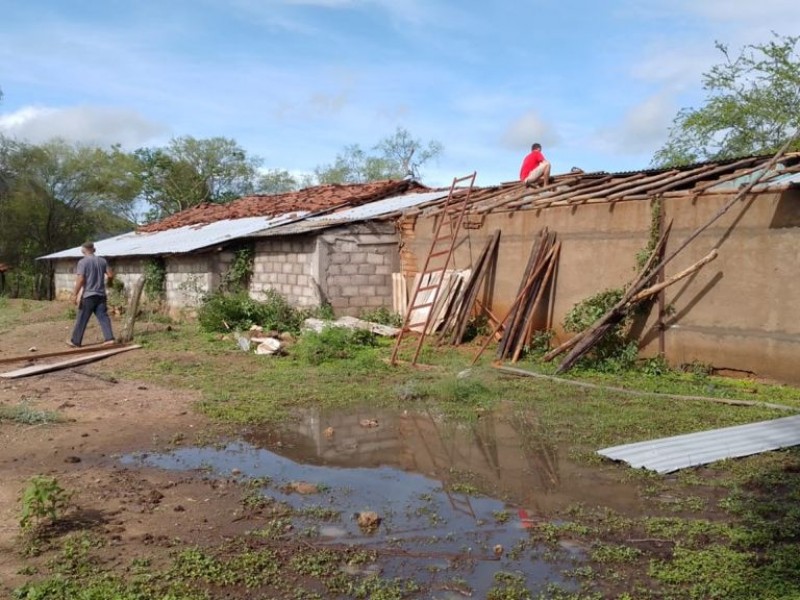 Fuerte lluvia afecta a 150 viviendas en Coahuayutla, denuncia alcalde