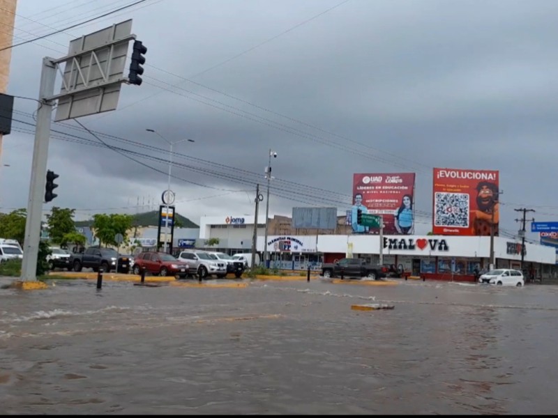 Fuerte lluvia con vientos azota la ciudad de Los Mochis