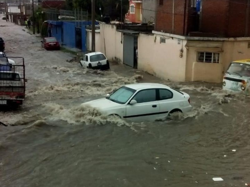 Fuerte lluvia, deja afectaciones en colonias de la capital poblana