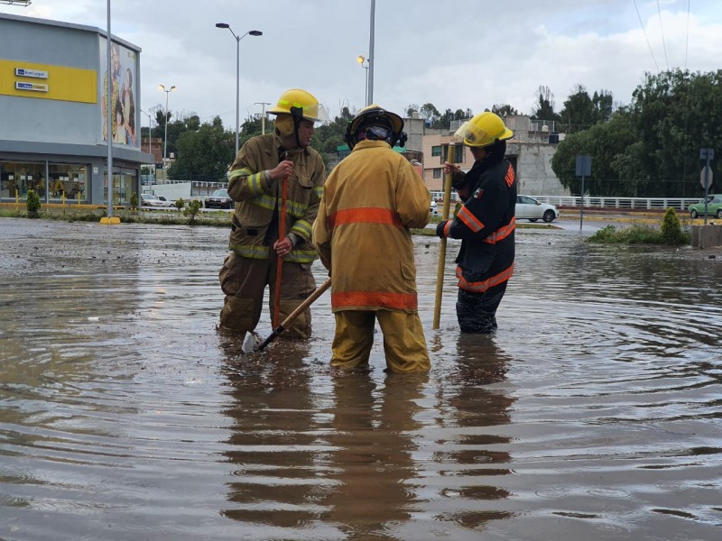 Fuerte lluvia deja encharcamientos e inundaciones en la capital