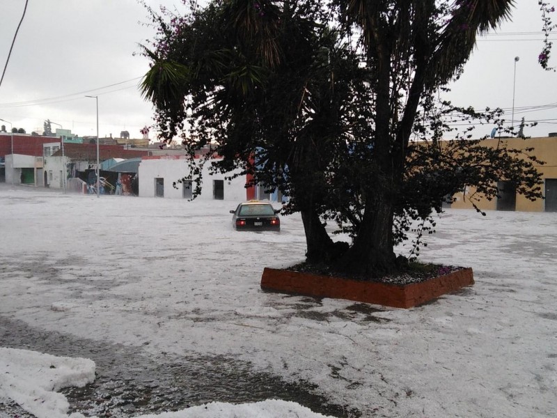 Fuerte lluvia deja inundaciones en colonias de la capital poblana