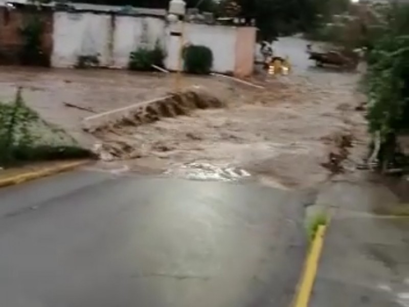 Fuerte lluvia desborda río en Apatzingán 