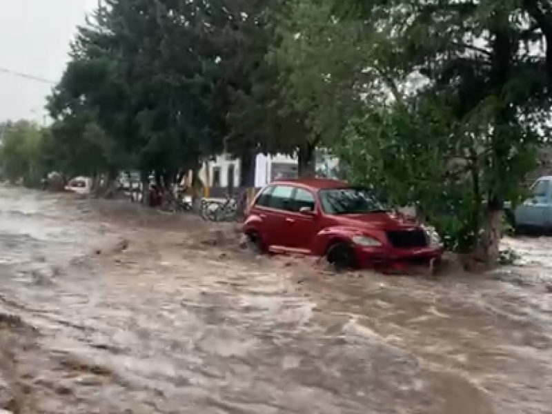 Fuerte lluvia provoca inundaciones en Ojocaliente