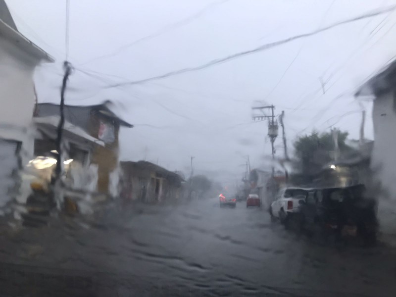 Fuerte lluvia sorprende a los veracruzanos este viernes