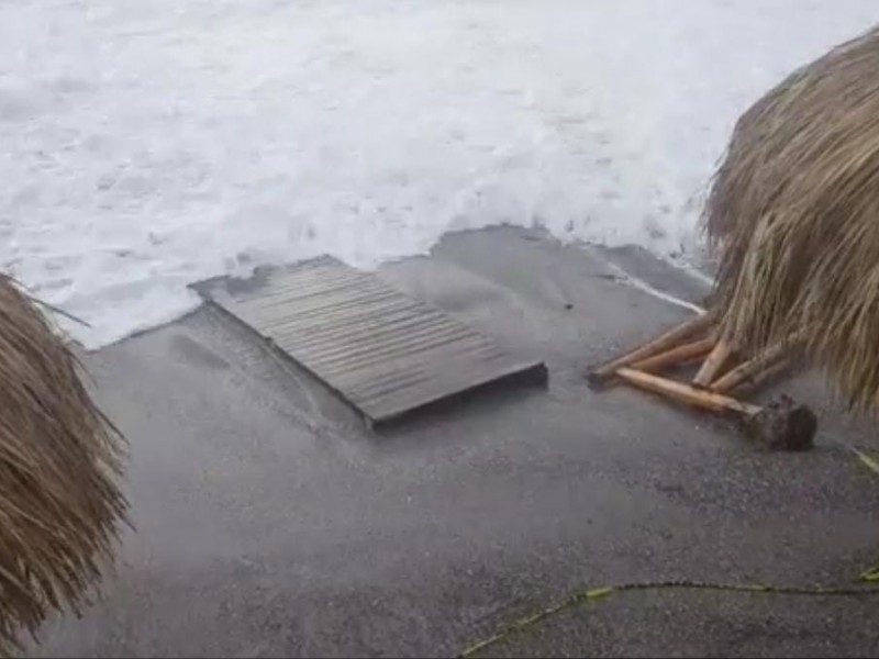 Fuerte oleaje afecta la playa incluyente