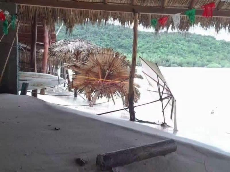 Fuerte oleaje causa daños en restaurantes y muelle de Las Gatas
