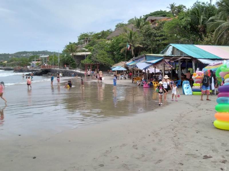 Fuerte oleaje, no limita actividad en playas de Zihuatanejo