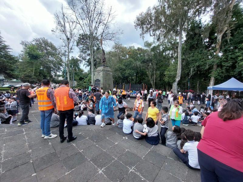 Fuerte olor a gas provoca evacuación de escuelas y edificios en Xalapa