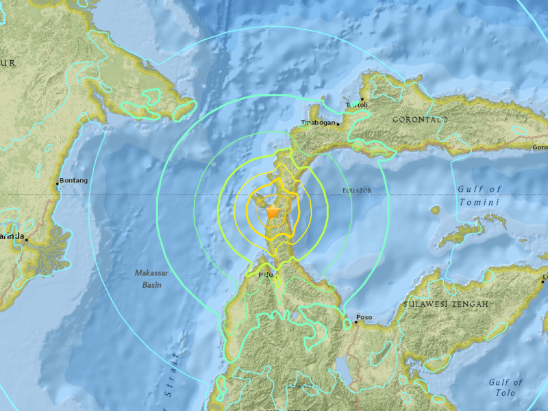 Tsunami golpea a Indonesia tras sismo de 7.5°