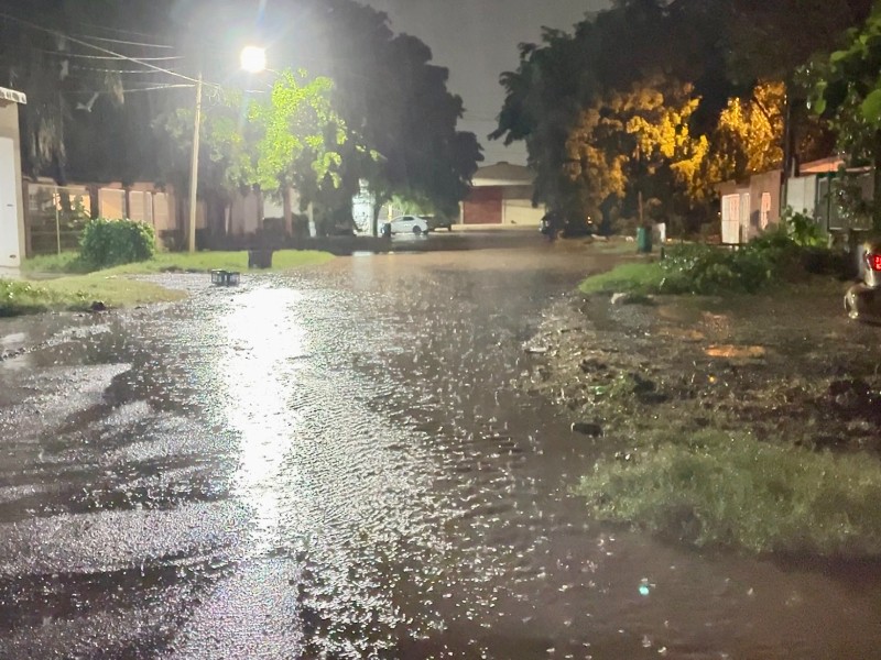 Fuerte tormenta azota a Guasave; lluvia deja calles inundadas