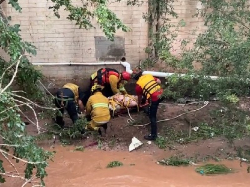 Nogales Sonora: fuerte tormenta; rescatan a persona de arroyo