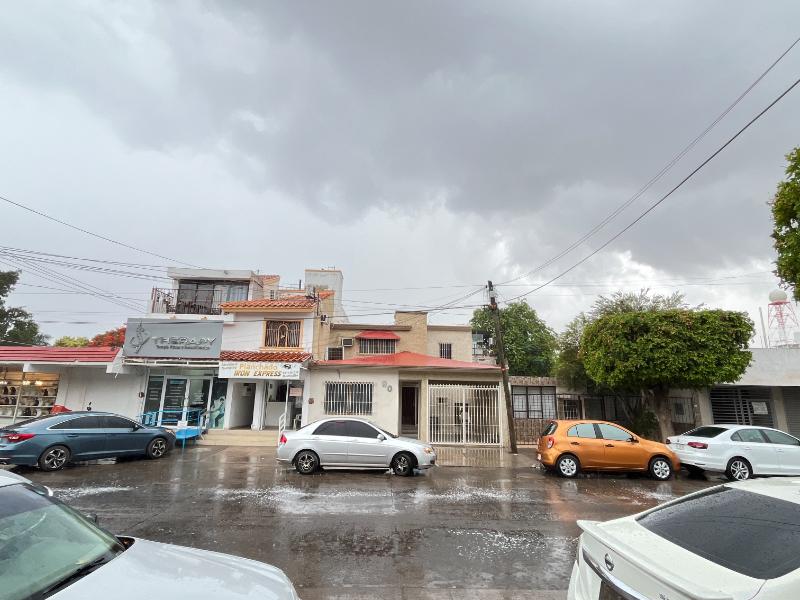 Fuerte tormenta sorprende a Guasave; deja calles inundadas y tránsito lento