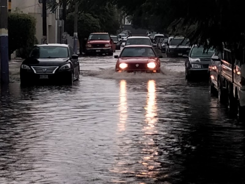 Fuerte tormenta y basura saturan red de drenaje en Zamora 