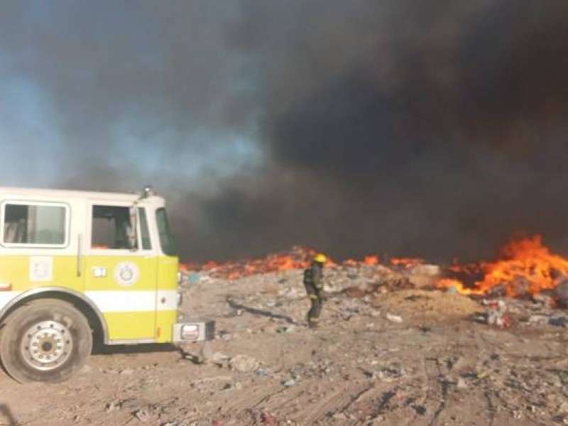 Fuertes vientos provocan incendio en relleno sanitario de Gómez Palacio