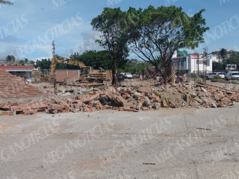 Fuerte viento tira barda perimetral de secundaria 