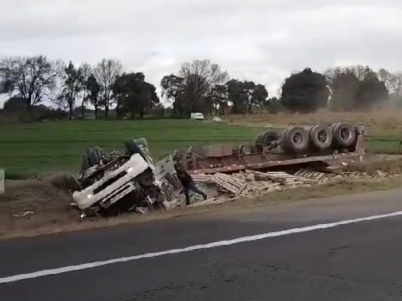 Fuerte voladura de camión de carga en la Cuacnopalan-Oaxaca