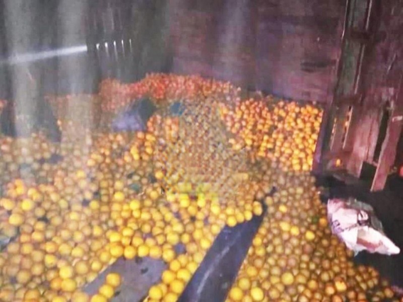 Fuerte volcadura de camión cargado de naranjas en Hueytamalco