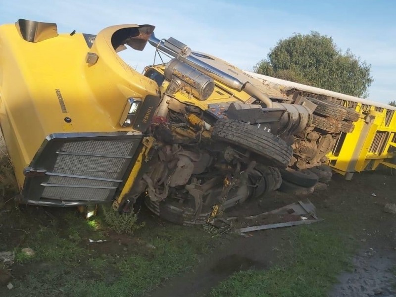 Fuerte volcadura de trailer en la Puebla-Orizaba