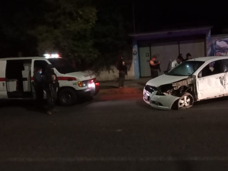 Fuerte volcadura en bulevar de Banderilla