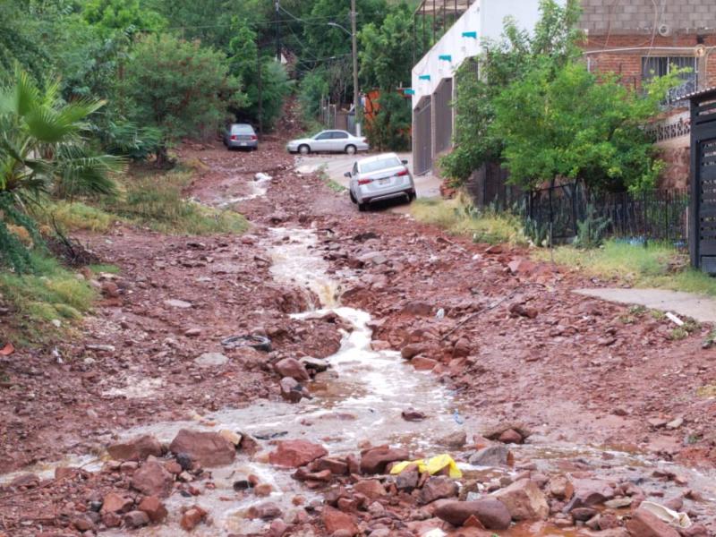 Fuertes corrientes sacuden Guaymas y dejan destrucción en múltiples colonias.