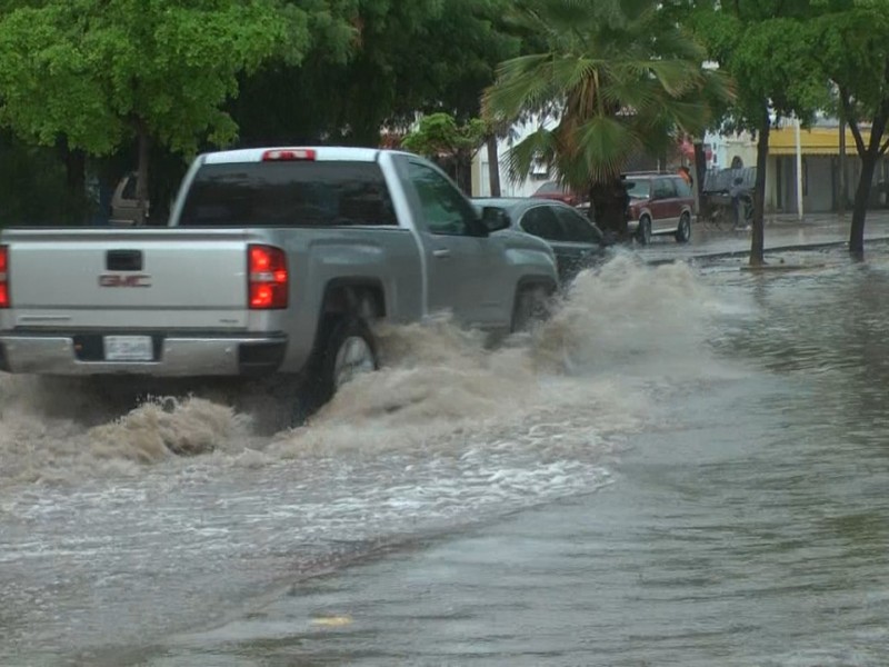 Fuertes encharcamientos dejan lluvias en Los Mochis