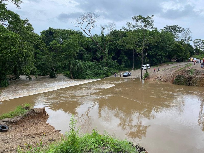 Fuertes lluvias afectan comunidades de Tuxtepec, reportan desbordamiento de afluentes