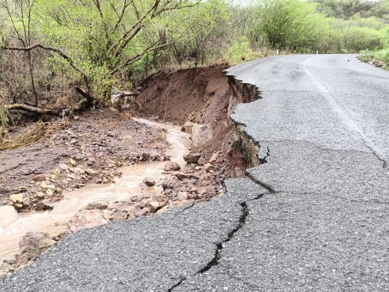 Fuertes lluvias colapsan caminos rurales en Álamos